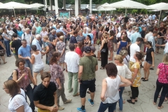 Nezar und Janine beim Salsa-Tanzkurs am Musikpavillon